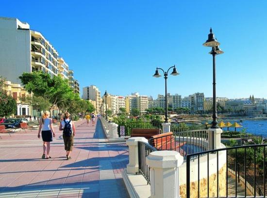 Modern Family Holiday Retreat In Gzira Sliema Bagian luar foto