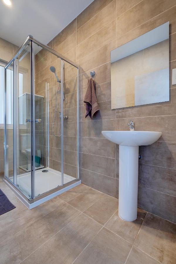 Modern Family Holiday Retreat In Gzira Sliema Bagian luar foto