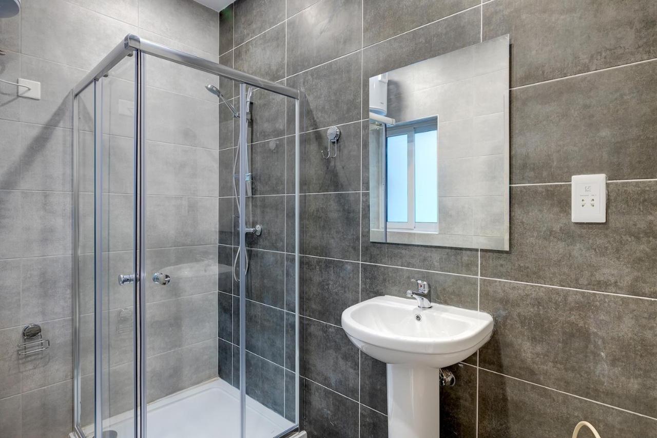 Modern Family Holiday Retreat In Gzira Sliema Bagian luar foto