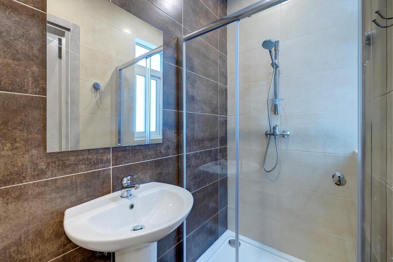 Modern Family Holiday Retreat In Gzira Sliema Bagian luar foto