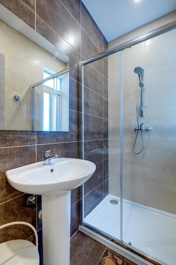 Modern Family Holiday Retreat In Gzira Sliema Bagian luar foto